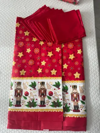 Tovaglia con 12 tovaglioli a tema natalizio