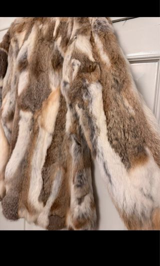 Abrigo de pelo tonos blanco, gris y marrón