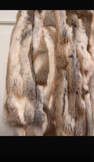 Abrigo de pelo tonos blanco, gris y marrón