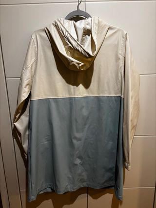 Chubasquero bicolor blanco y azul