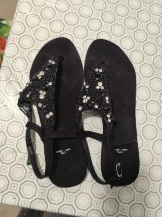 Sandalias negras cuero adornadas Talla 41