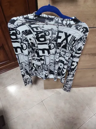 Blusa estilo cómic manga larga