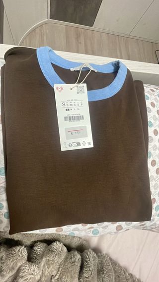 Camiseta Zara marrón cuello azul Talla S