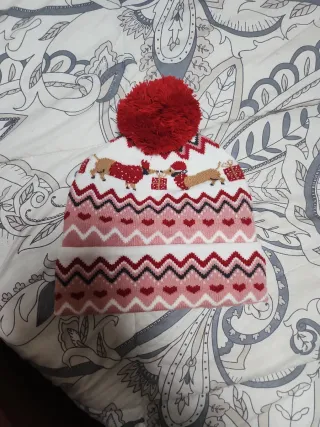 Gorro de perritos con pompón rojo