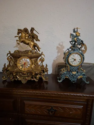 Reloj de metal con figura de caballero