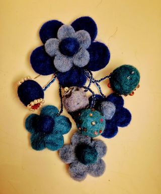 Spilla lana cotta fiori blu e viola