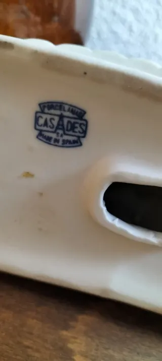 Figurita de porcelana niño tumbado