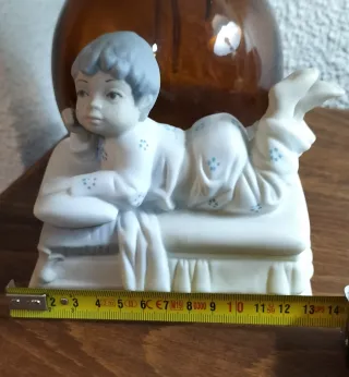 Figurita de porcelana niño tumbado
