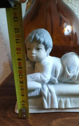 Figurita de porcelana niño tumbado
