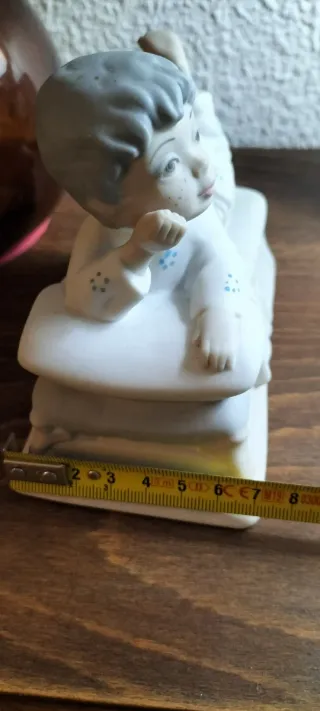 Figurita de porcelana niño tumbado