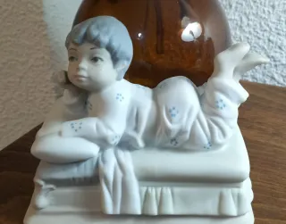 Figurita de porcelana niño tumbado