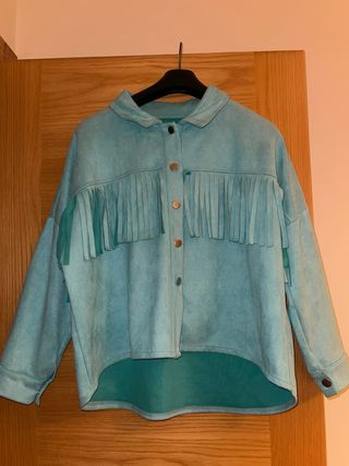 Chaqueta con flecos color turquesa