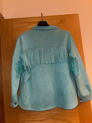 Chaqueta con flecos color turquesa