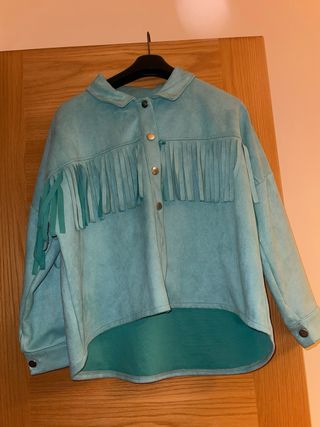 Chaqueta con flecos color turquesa