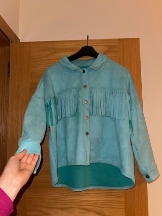 Chaqueta con flecos color turquesa