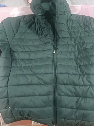 Chaquetón verde acolchado, con capucha ..
