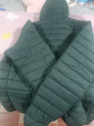 Chaquetón verde acolchado, con capucha ..