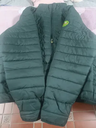 Chaquetón verde acolchado, con capucha ..