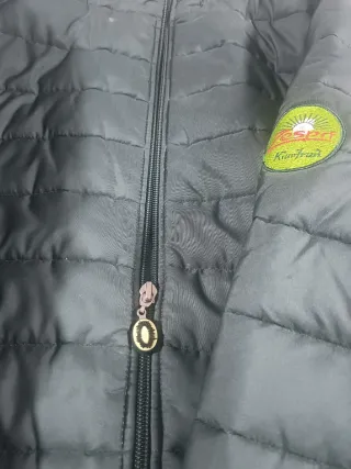 Chaquetón verde acolchado, con capucha ..