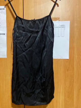 Vestido negro corto tirantes