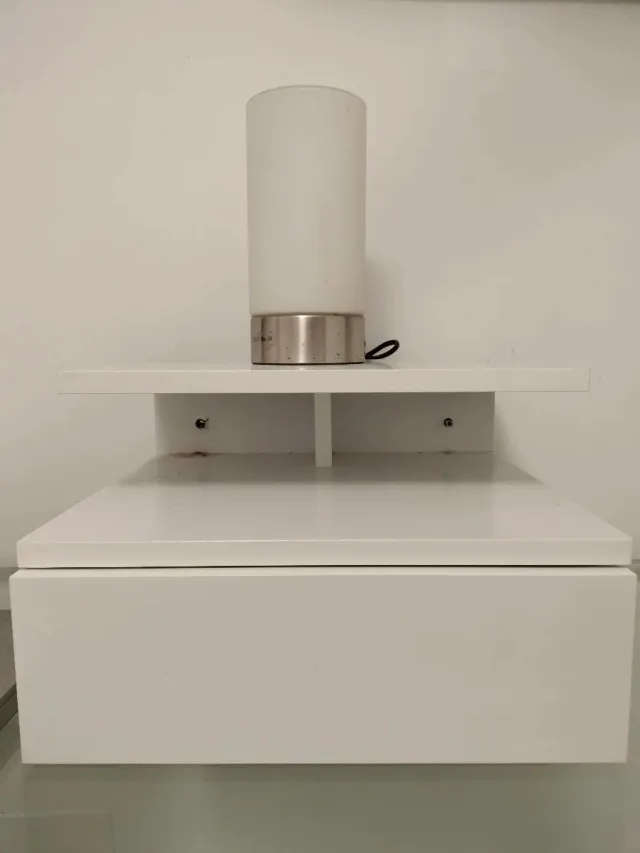 Comodino galleggiante con cassetto