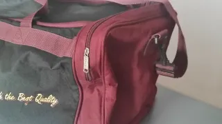 Bolso de viaje negro y burdeos