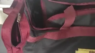 Bolso de viaje negro y burdeos