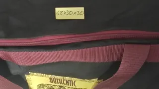 Bolso de viaje negro y burdeos
