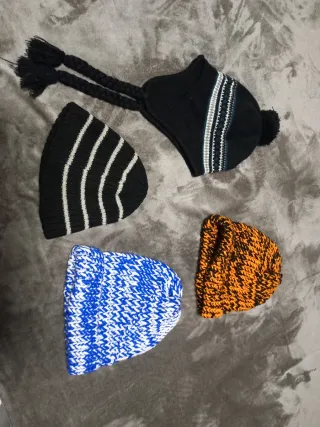 Gorros de invierno hechos a mano con orejeras