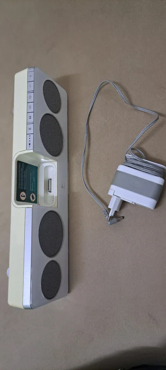 Altavoz Beige y Gris con Base para iPod