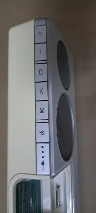 Altavoz Beige y Gris con Base para iPod