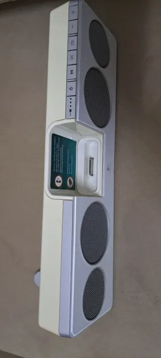 Altavoz Beige y Gris con Base para iPod