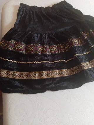 Falda fiesta negra con detalles dorados