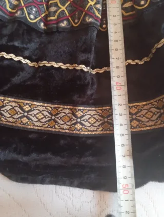 Falda fiesta negra con detalles dorados