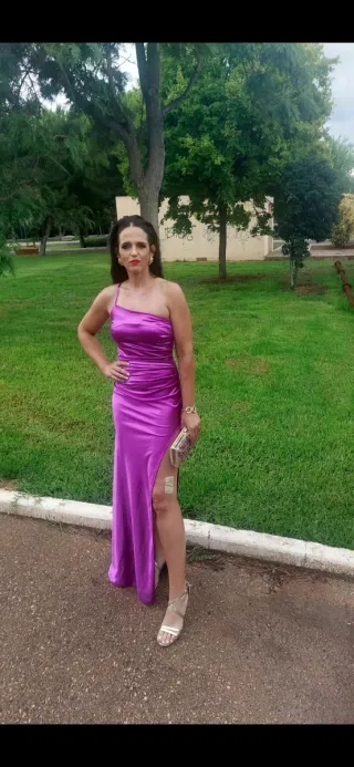 Vestido largo satén púrpura con abertura