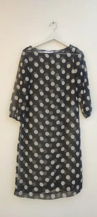 Vestido negro semitransparente lunares
