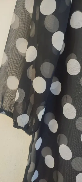 Vestido negro semitransparente lunares