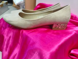 Bailarinas Beige con Tacón Dorado Brillante