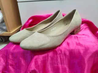 Bailarinas Beige con Tacón Dorado Brillante