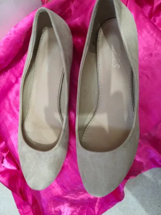 Bailarinas Beige con Tacón Dorado Brillante