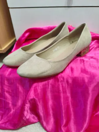 Bailarinas Beige con Tacón Dorado Brillante