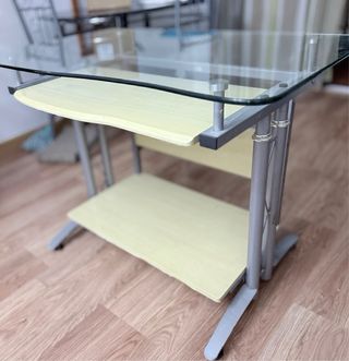 Scrivania in vetro temperato con ripiani