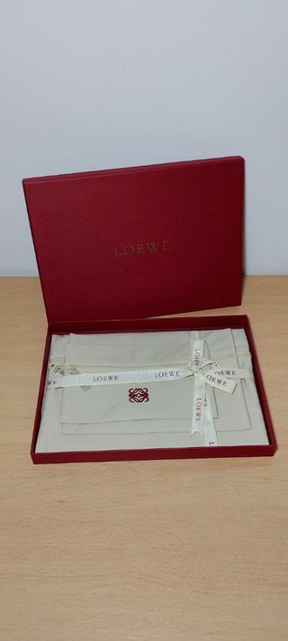 Loewe - caja con 3 neceseres.