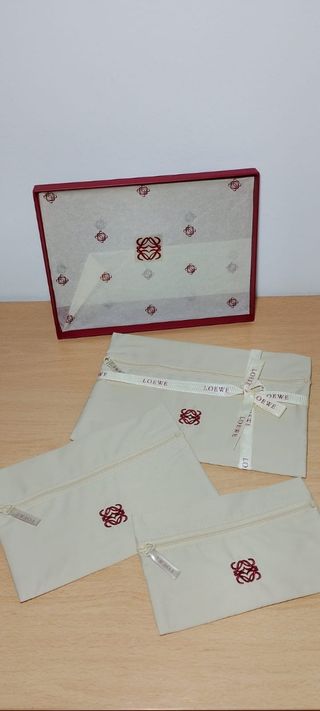 Loewe - caja con 3 neceseres.