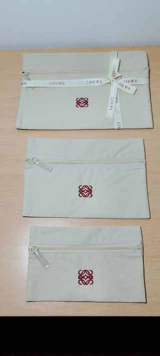 Loewe - caja con 3 neceseres.