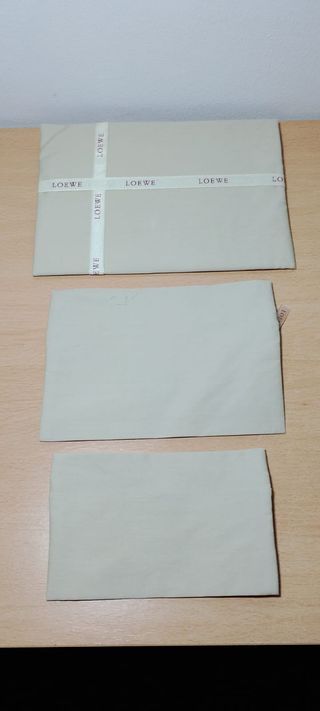 Loewe - caja con 3 neceseres.