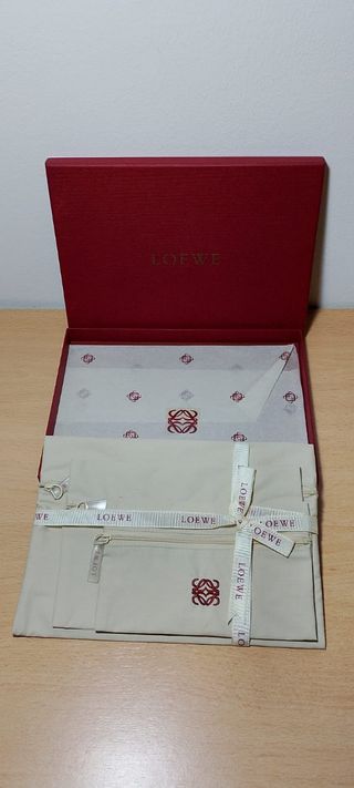 Loewe - caja con 3 neceseres.