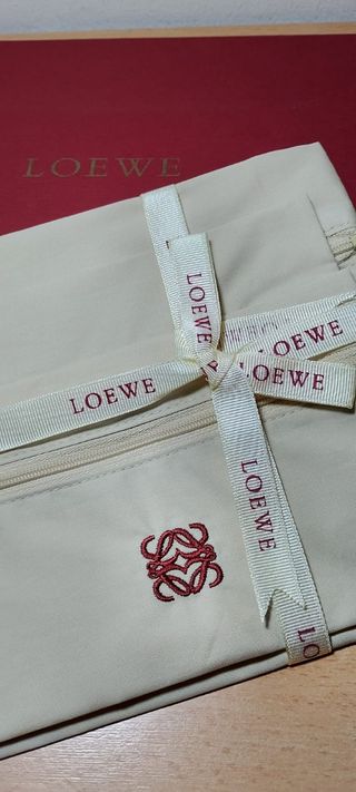 Loewe - caja con 3 neceseres.