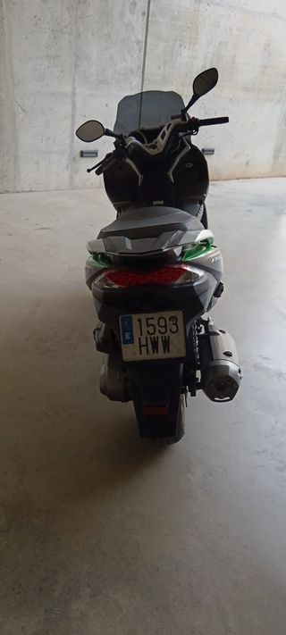 Kawasaki J300 Scooter Negro y Verde
