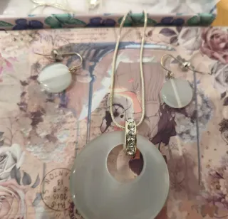 Conjunto collar y pendientes nacarados